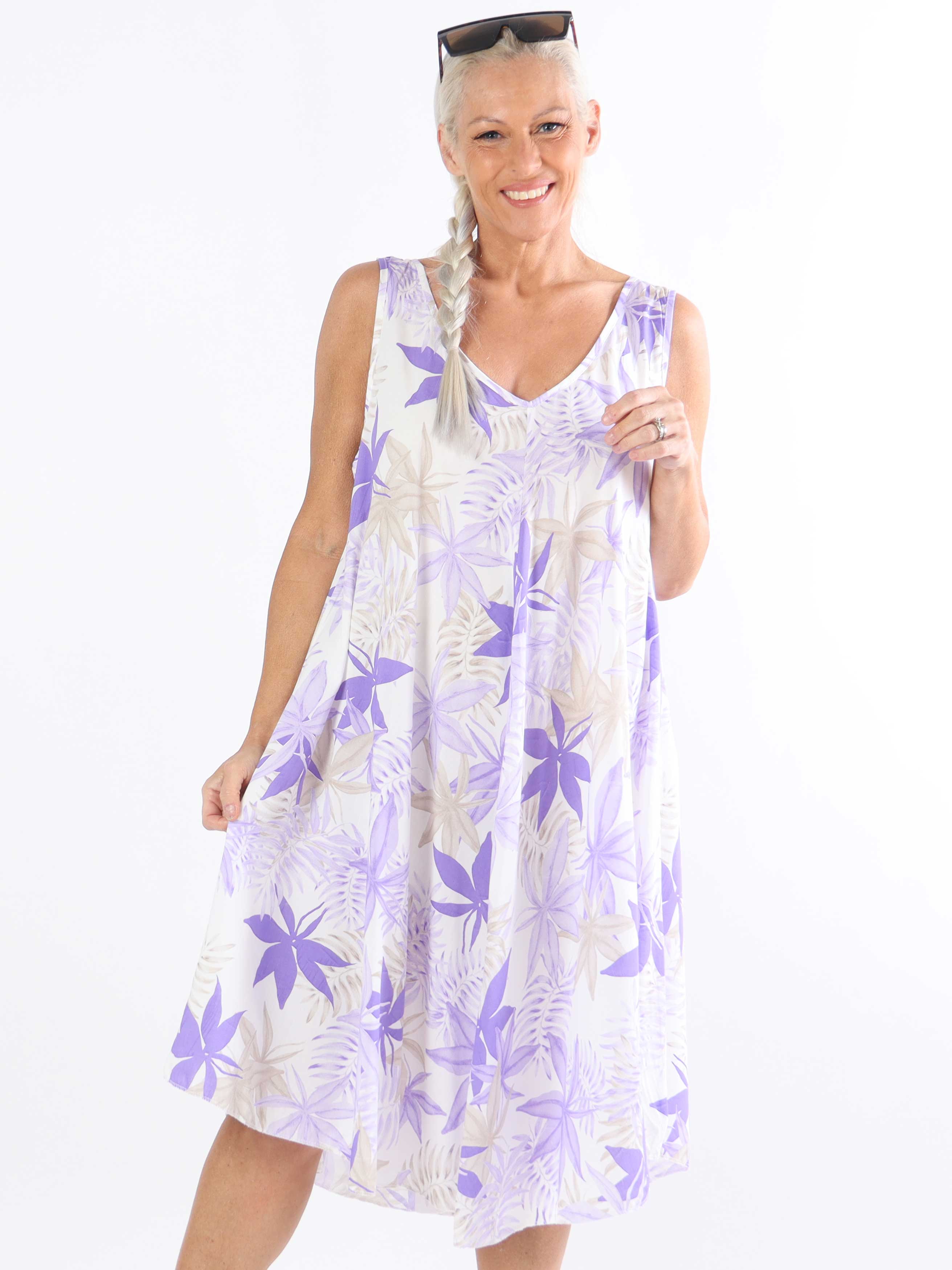 Sigri - Blommig plus size-klänning i viskos med breda axelband